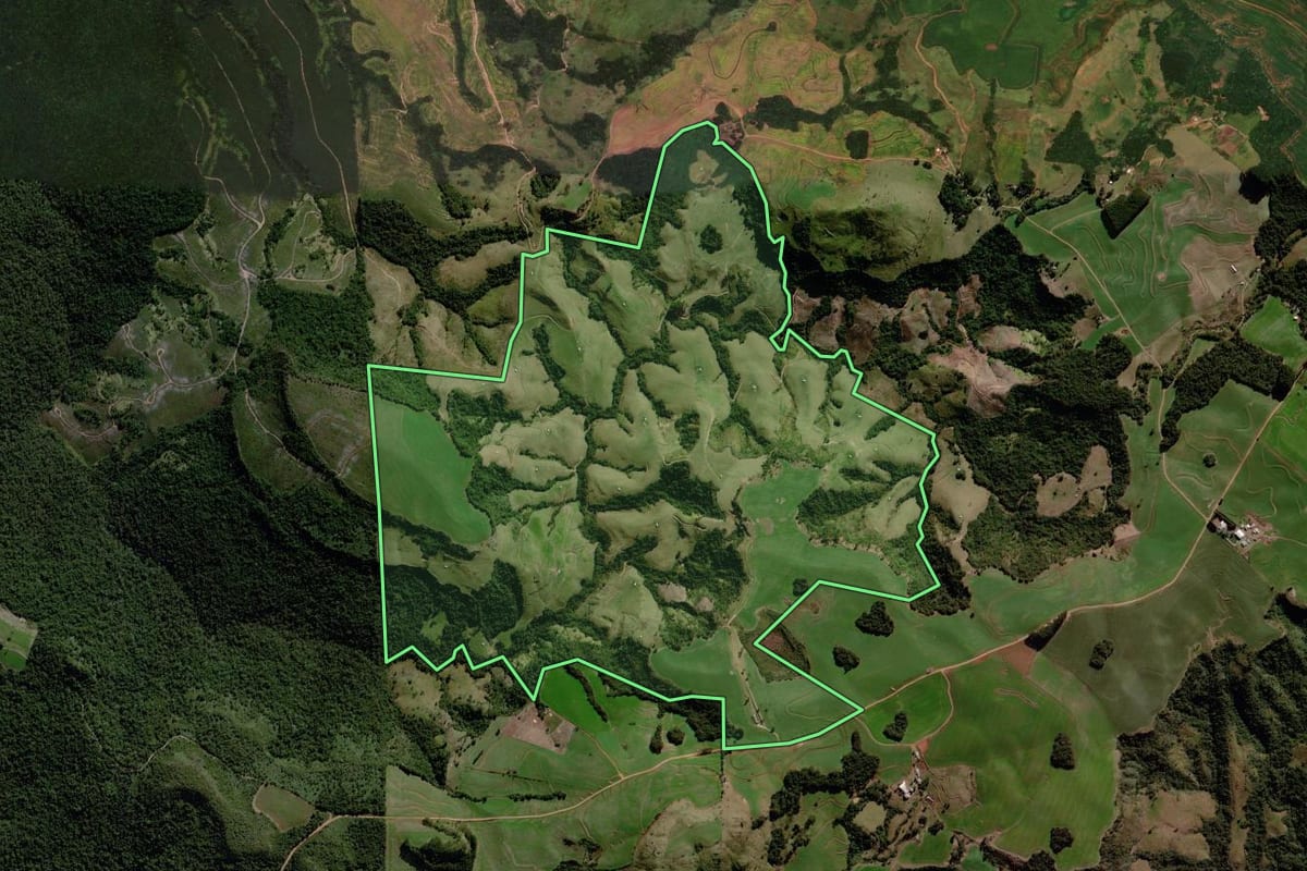 Imagem de satélite do imóvel rural em Cândido de Abreu (PR), com o contorno declarado no CAR desenhado por cima.