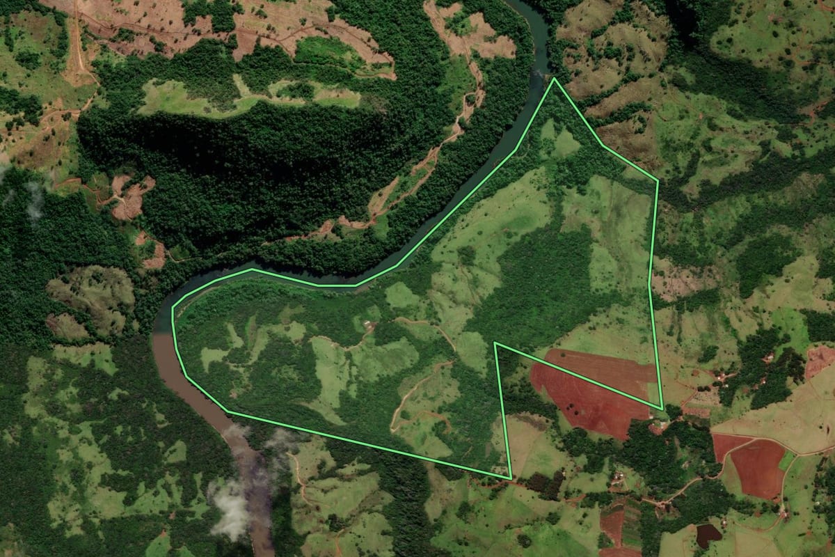 Imagem de satélite do imóvel rural em Cândido de Abreu (PR), com o contorno declarado no CAR desenhado por cima.
