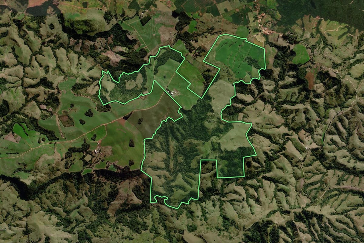 Imagem de satélite do imóvel rural em Cândido de Abreu (PR), com o contorno declarado no CAR desenhado por cima.