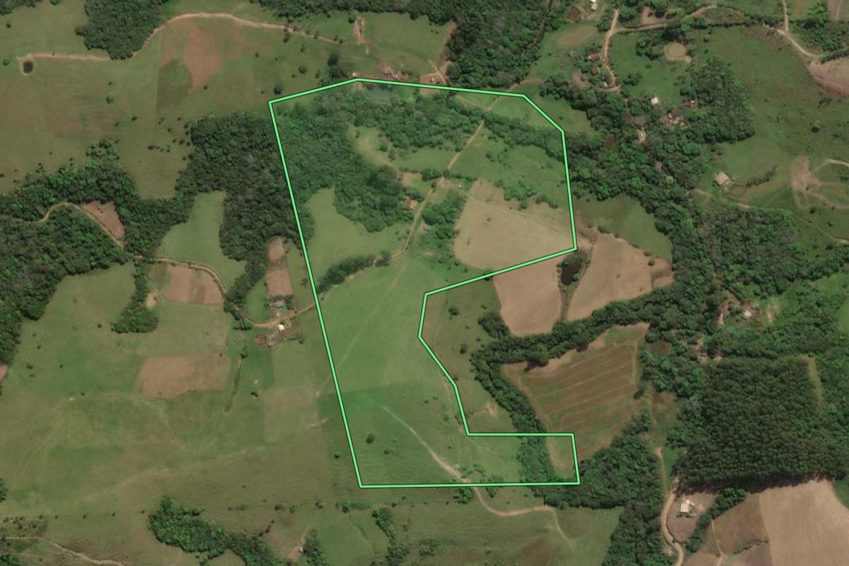 Imagem de satélite do imóvel rural em Cândido de Abreu (PR), com o contorno declarado no CAR desenhado por cima.