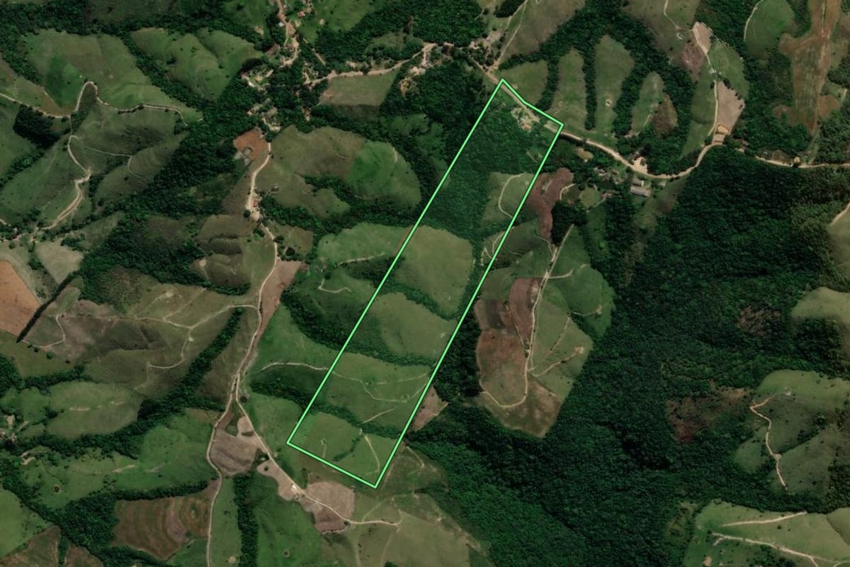 Imagem de satélite do imóvel rural em Cândido de Abreu (PR), com o contorno declarado no CAR desenhado por cima.
