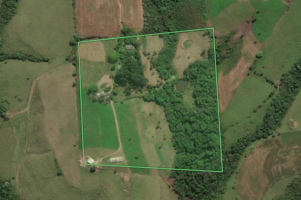 Imagem de satélite do imóvel rural em Cândido de Abreu (PR), com o contorno declarado no CAR desenhado por cima.