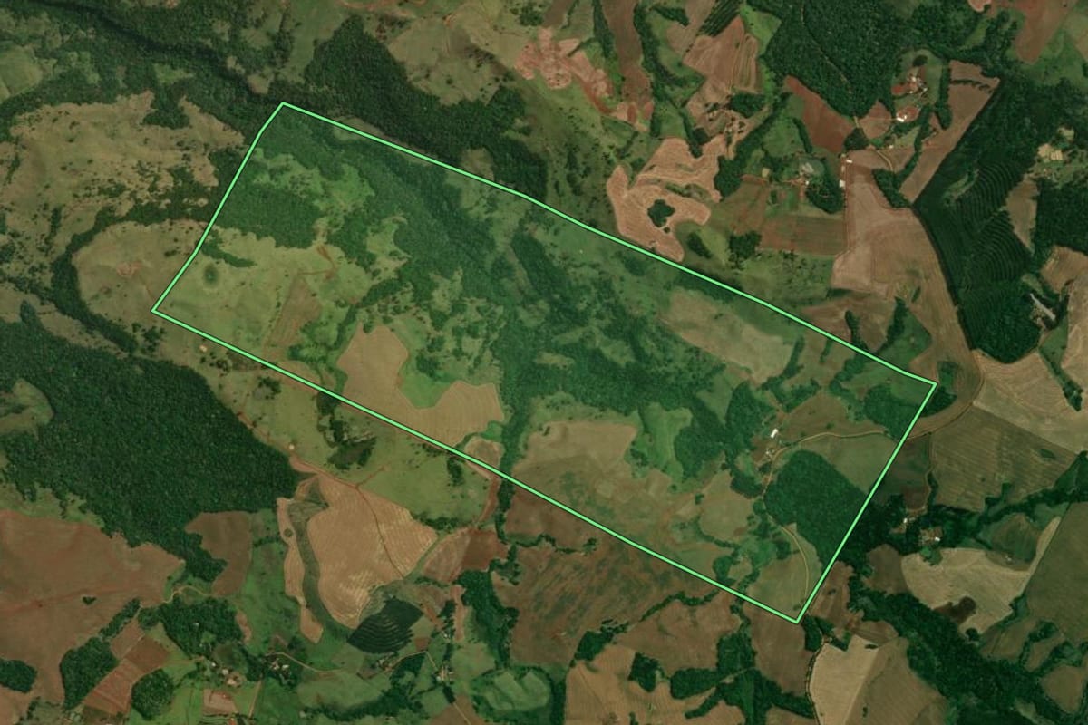 Imagem de satélite do imóvel rural em Cândido de Abreu (PR), com o contorno declarado no CAR desenhado por cima.