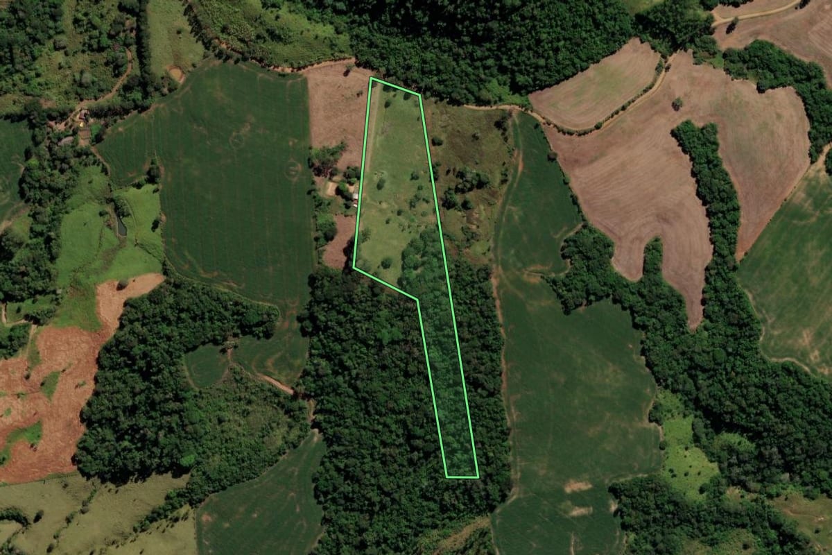 Imagem de satélite do imóvel rural em Cândido de Abreu (PR), com o contorno declarado no CAR desenhado por cima.