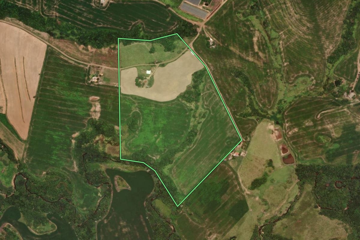 Imagem de satélite do imóvel rural em Cândido de Abreu (PR), com o contorno declarado no CAR desenhado por cima.