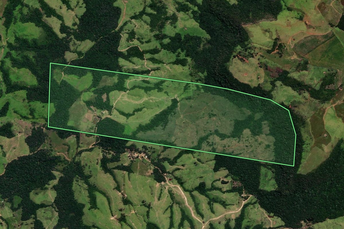 Imagem de satélite do imóvel rural em Cândido de Abreu (PR), com o contorno declarado no CAR desenhado por cima.
