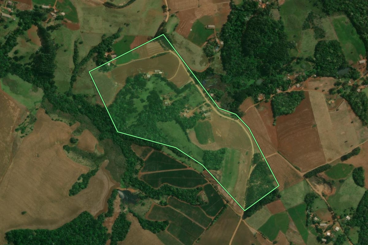 Imagem de satélite do imóvel rural em Cândido de Abreu (PR), com o contorno declarado no CAR desenhado por cima.