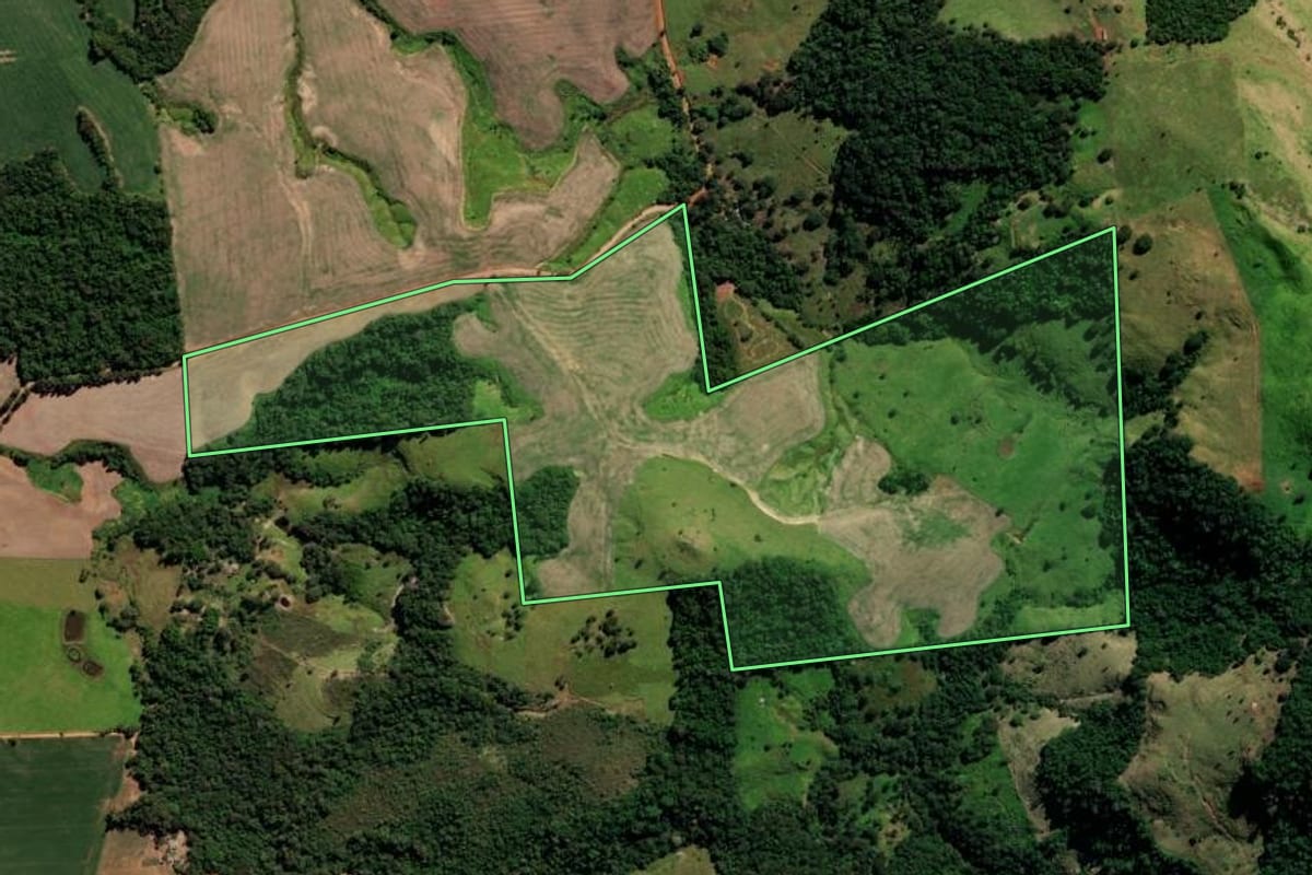 Imagem de satélite do imóvel rural em Cândido de Abreu (PR), com o contorno declarado no CAR desenhado por cima.