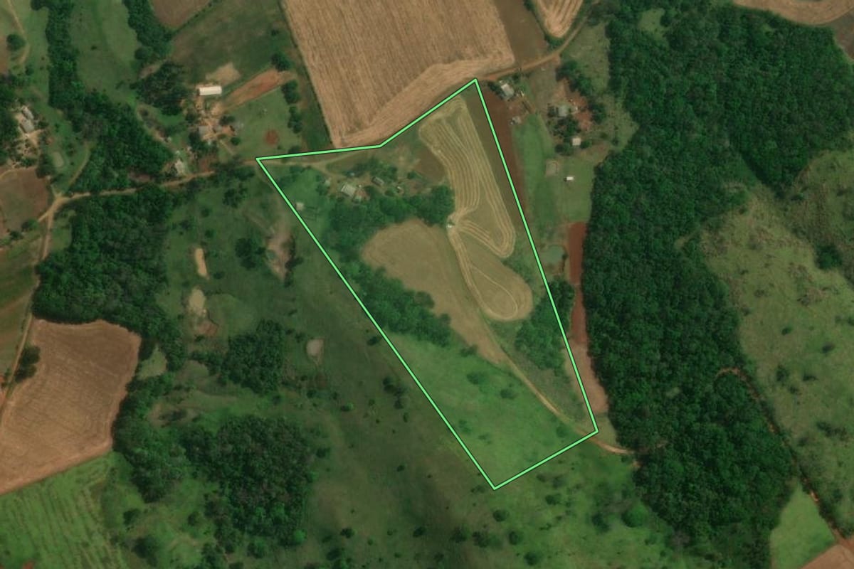 Imagem de satélite do imóvel rural em Cândido de Abreu (PR), com o contorno declarado no CAR desenhado por cima.