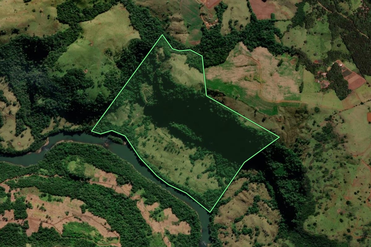 Imagem de satélite do imóvel rural em Cândido de Abreu (PR), com o contorno declarado no CAR desenhado por cima.