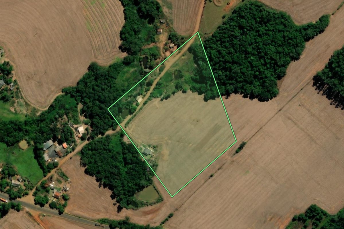 Imagem de satélite do imóvel rural em Cândido de Abreu (PR), com o contorno declarado no CAR desenhado por cima.