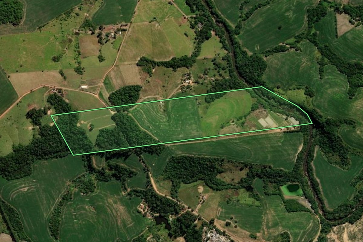 Imagem de satélite do imóvel rural em Cândido de Abreu (PR), com o contorno declarado no CAR desenhado por cima.