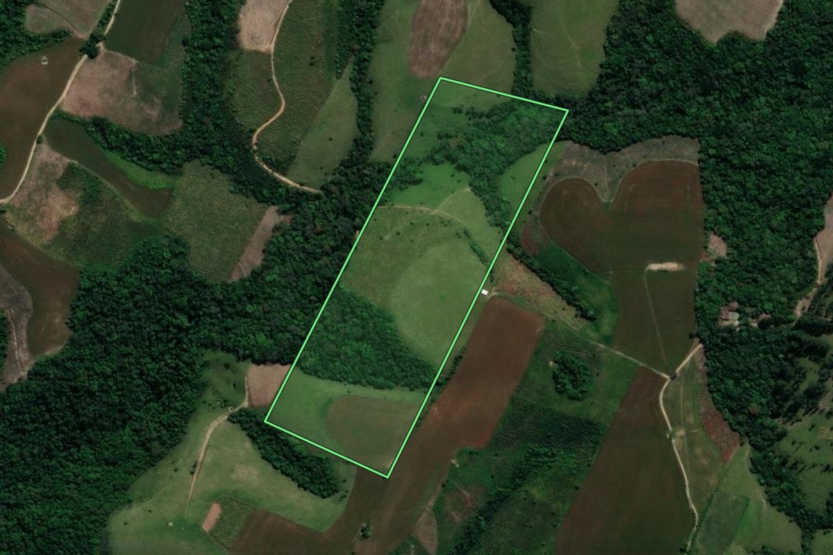Imagem de satélite do imóvel rural em Cândido de Abreu (PR), com o contorno declarado no CAR desenhado por cima.