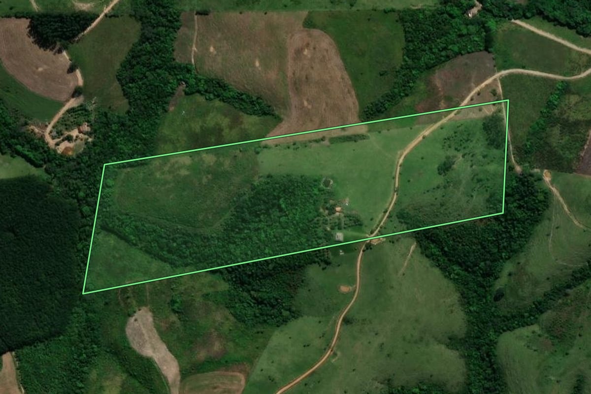 Imagem de satélite do imóvel rural em Cândido de Abreu (PR), com o contorno declarado no CAR desenhado por cima.
