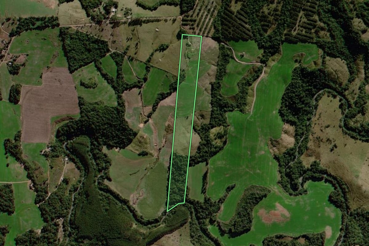 Imagem de satélite do imóvel rural em Cândido de Abreu (PR), com o contorno declarado no CAR desenhado por cima.