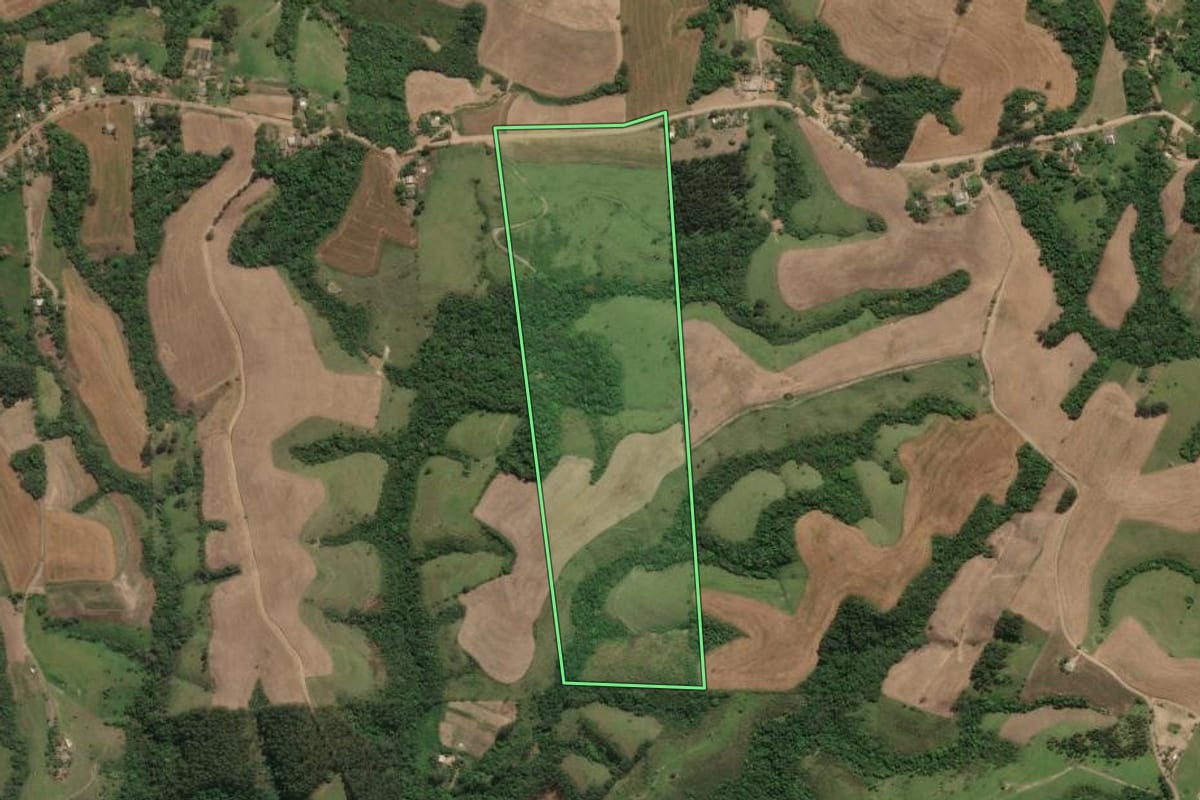 Imagem de satélite do imóvel rural em Cândido de Abreu (PR), com o contorno declarado no CAR desenhado por cima.