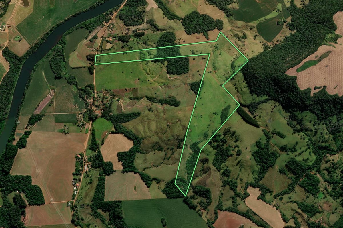Imagem de satélite do imóvel rural em Cândido de Abreu (PR), com o contorno declarado no CAR desenhado por cima.