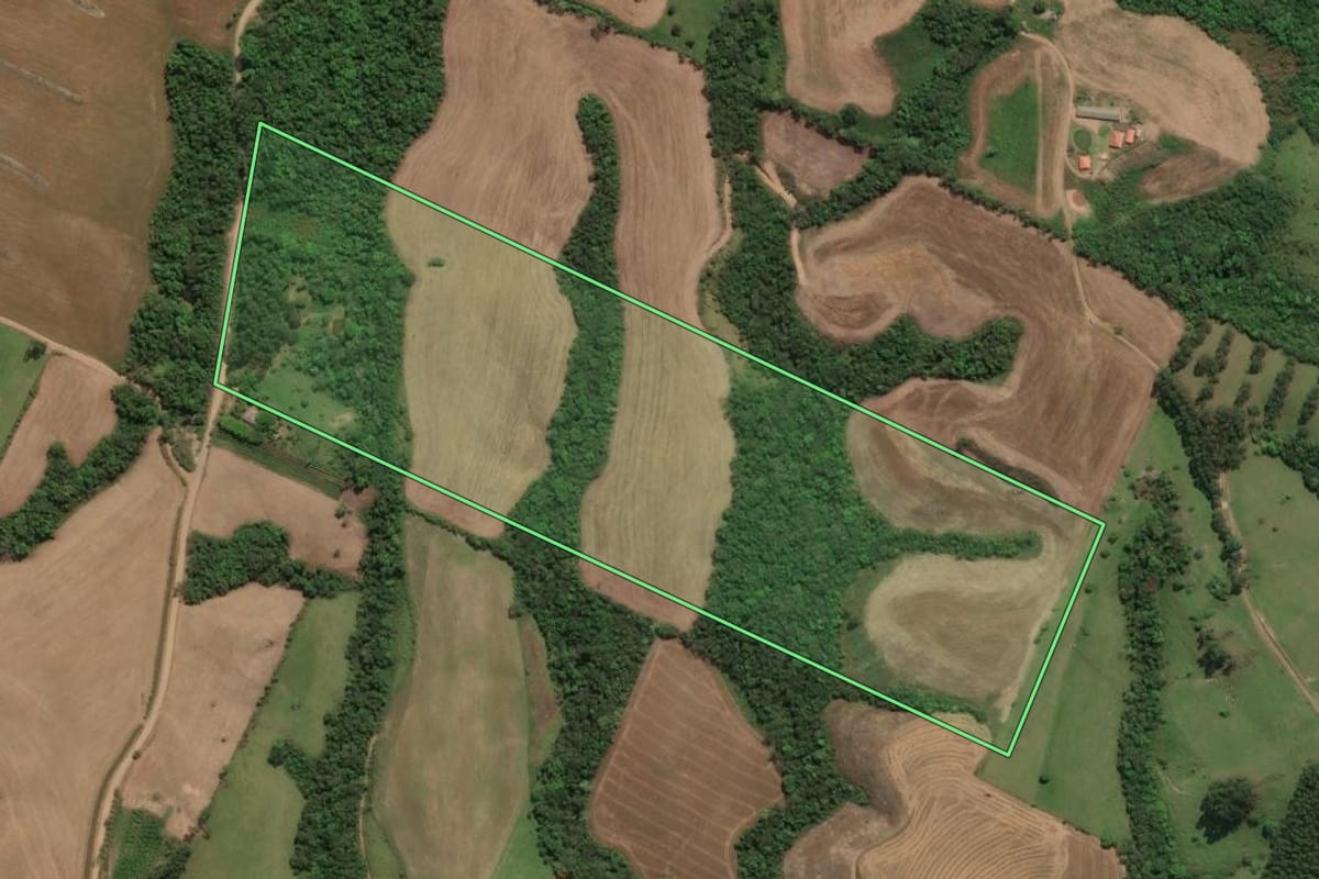Imagem de satélite do imóvel rural em Cândido de Abreu (PR), com o contorno declarado no CAR desenhado por cima.