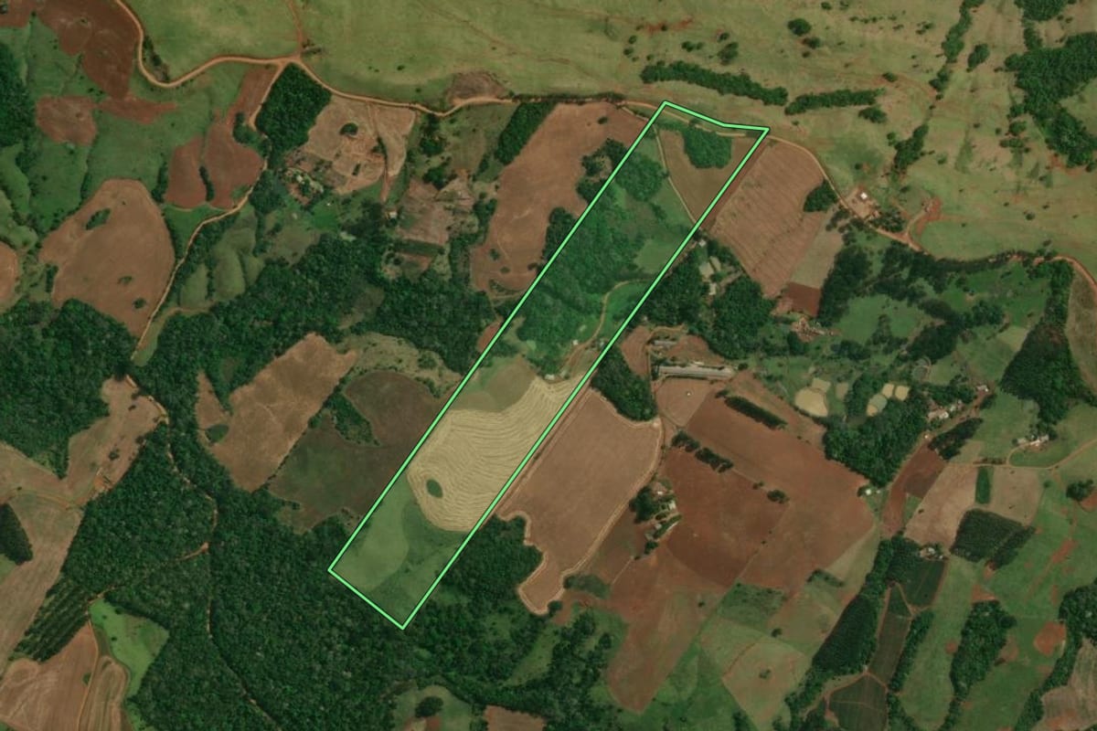 Imagem de satélite do imóvel rural em Cândido de Abreu (PR), com o contorno declarado no CAR desenhado por cima.