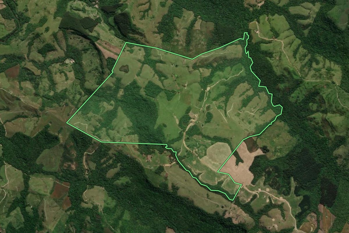 Imagem de satélite do imóvel rural em Cândido de Abreu (PR), com o contorno declarado no CAR desenhado por cima.