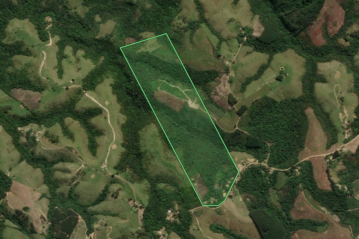 Imagem de satélite do imóvel rural em Cândido de Abreu (PR), com o contorno declarado no CAR desenhado por cima.