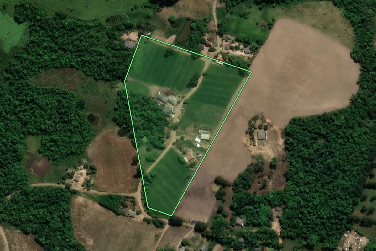 Imagem de satélite do imóvel rural em Cândido de Abreu (PR), com o contorno declarado no CAR desenhado por cima.