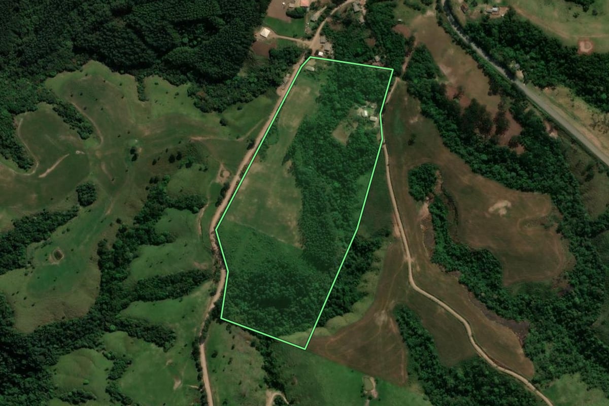Imagem de satélite do imóvel rural em Cândido de Abreu (PR), com o contorno declarado no CAR desenhado por cima.