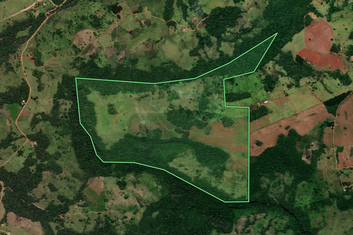 Imagem de satélite do imóvel rural em Cândido de Abreu (PR), com o contorno declarado no CAR desenhado por cima.