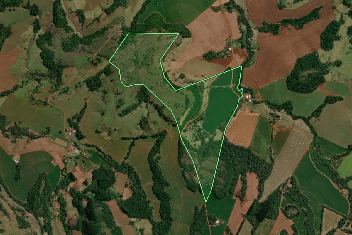Imagem de satélite do imóvel rural em Candói (PR), com o contorno declarado no CAR desenhado por cima.