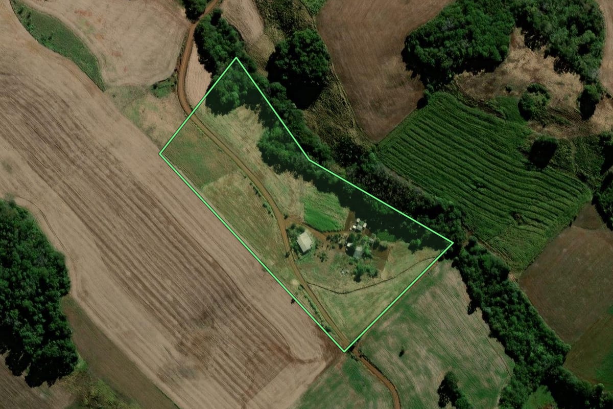 Imagem de satélite do imóvel rural em Candói (PR), com o contorno declarado no CAR desenhado por cima.