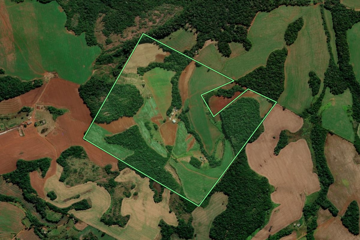 Imagem de satélite do imóvel rural em Candói (PR), com o contorno declarado no CAR desenhado por cima.