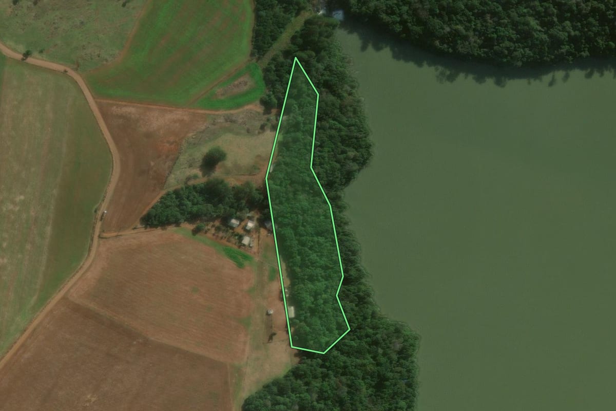 Imagem de satélite do imóvel rural em Candói (PR), com o contorno declarado no CAR desenhado por cima.