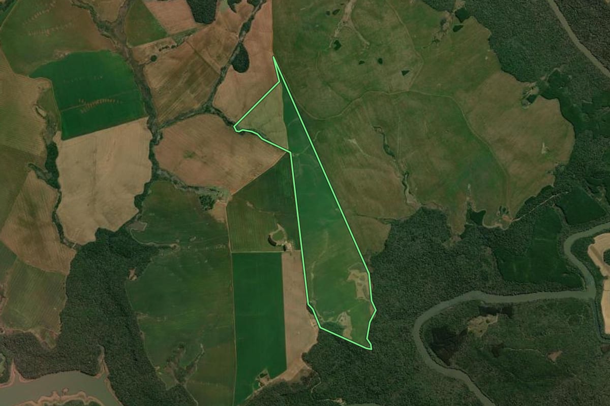 Imagem de satélite do imóvel rural em Candói (PR), com o contorno declarado no CAR desenhado por cima.