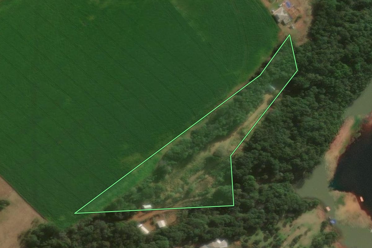 Imagem de satélite do imóvel rural em Candói (PR), com o contorno declarado no CAR desenhado por cima.