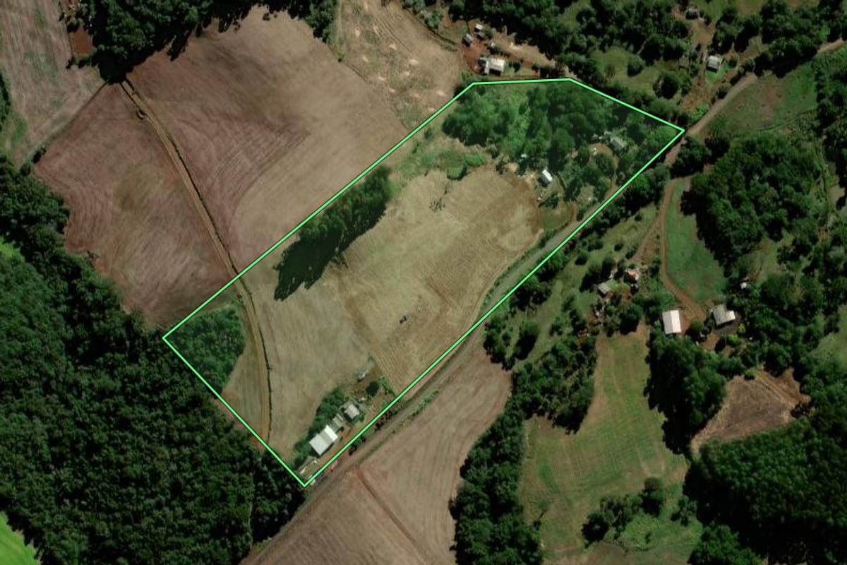 Imagem de satélite do imóvel rural em Candói (PR), com o contorno declarado no CAR desenhado por cima.