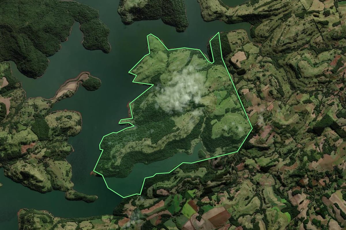 Imagem de satélite do imóvel rural em Candói (PR), com o contorno declarado no CAR desenhado por cima.