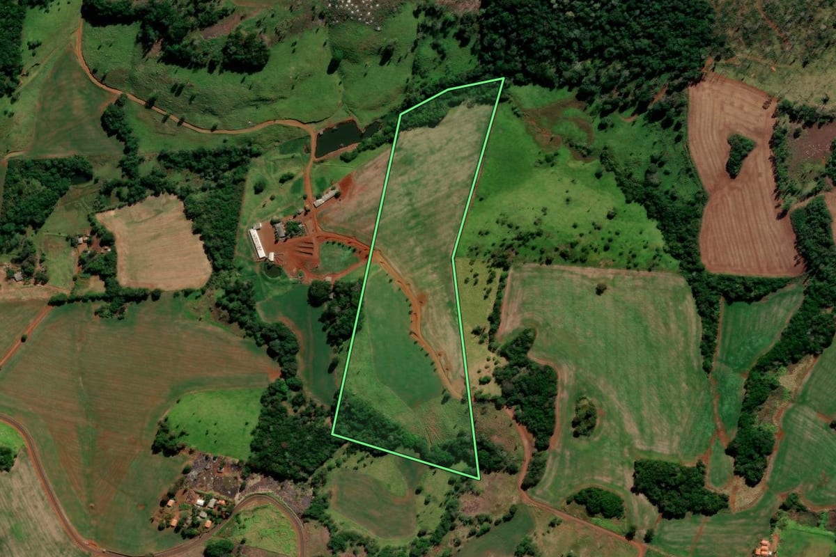 Imagem de satélite do imóvel rural em Candói (PR), com o contorno declarado no CAR desenhado por cima.