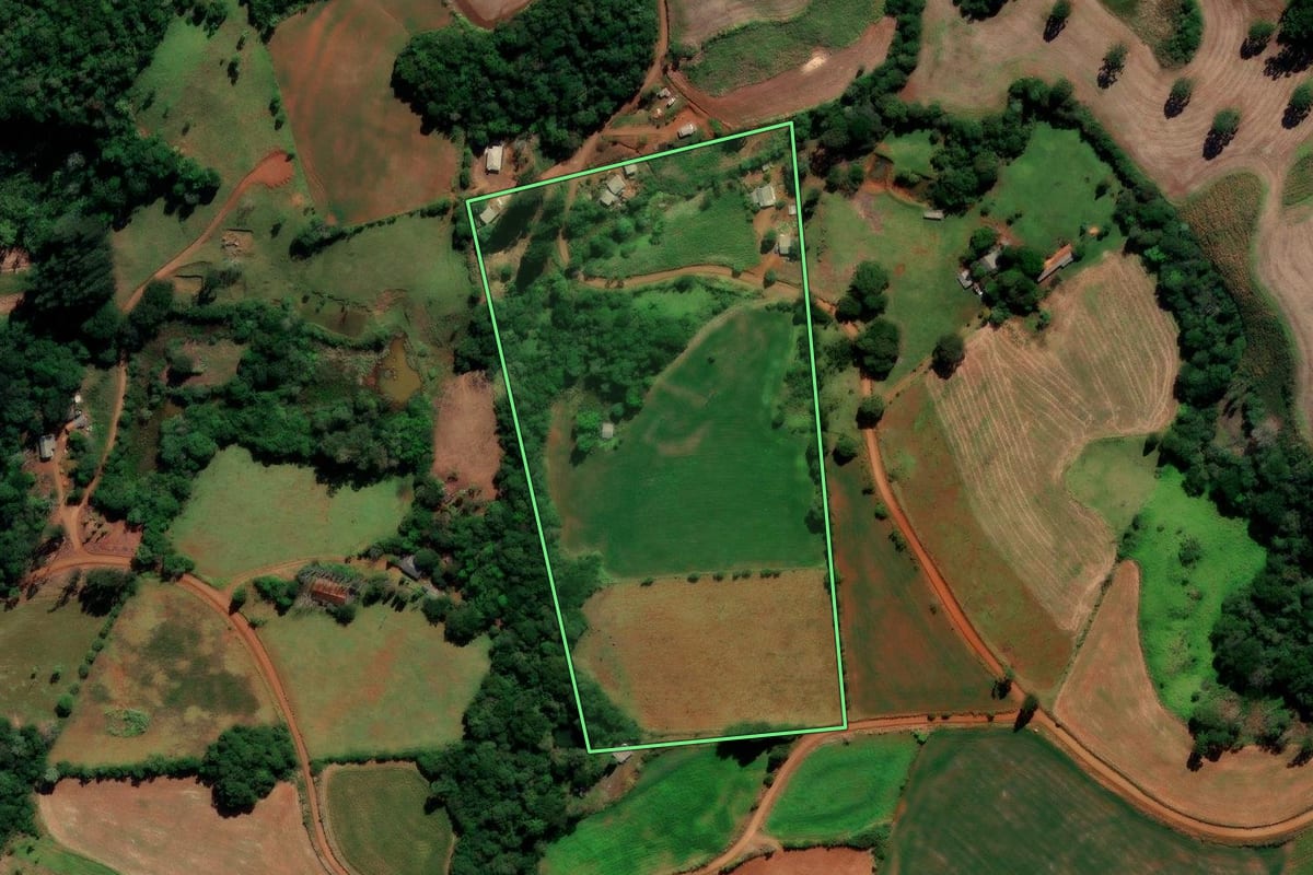 Imagem de satélite do imóvel rural em Candói (PR), com o contorno declarado no CAR desenhado por cima.