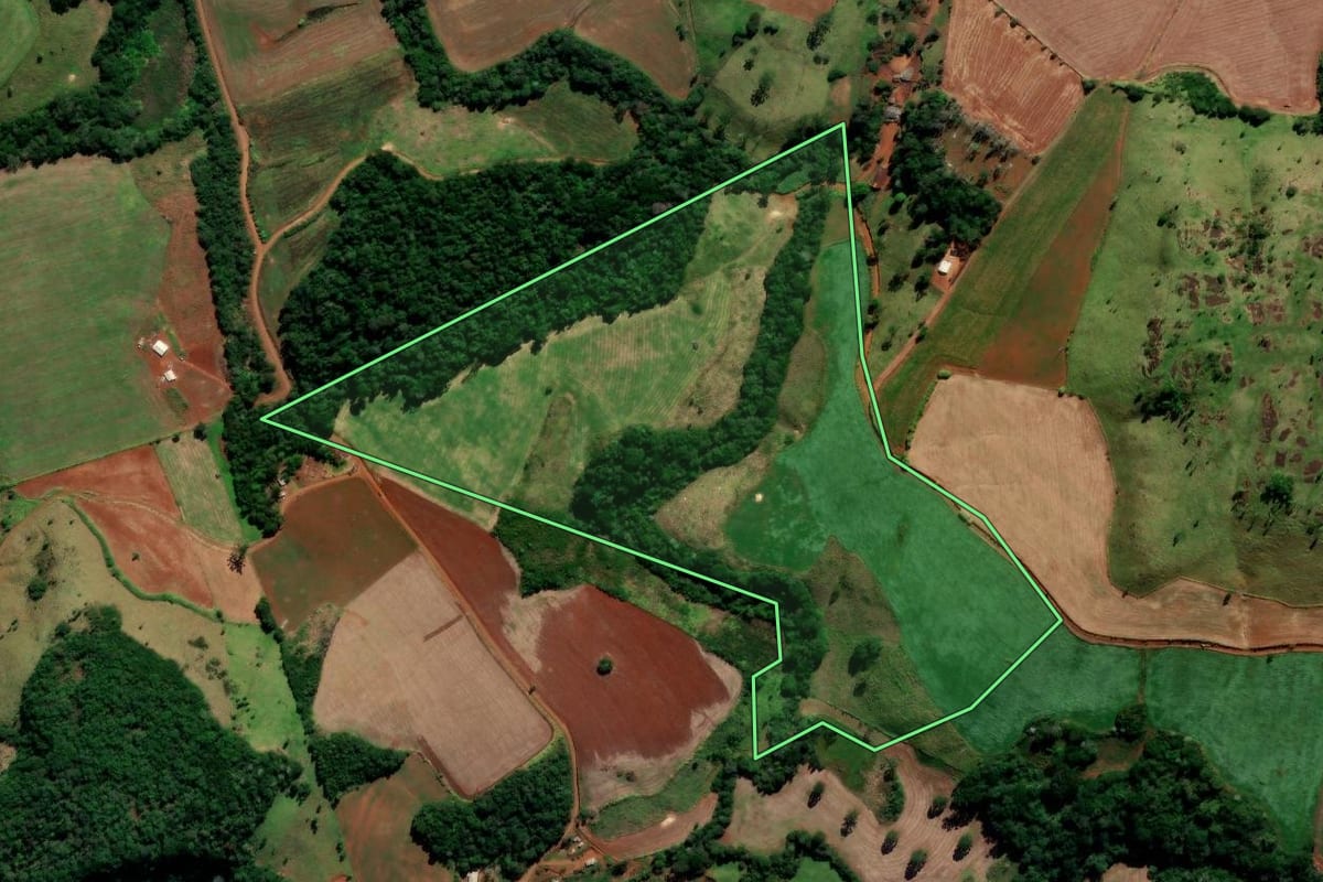 Imagem de satélite do imóvel rural em Candói (PR), com o contorno declarado no CAR desenhado por cima.