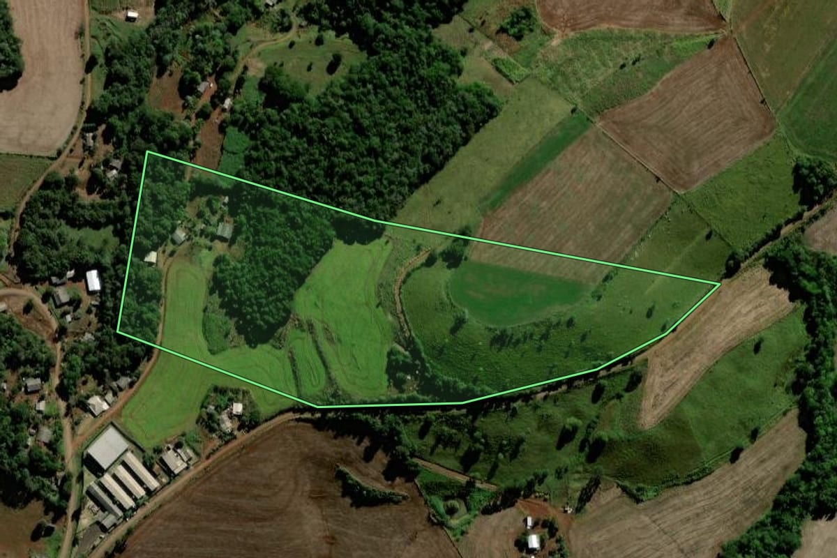 Imagem de satélite do imóvel rural em Candói (PR), com o contorno declarado no CAR desenhado por cima.