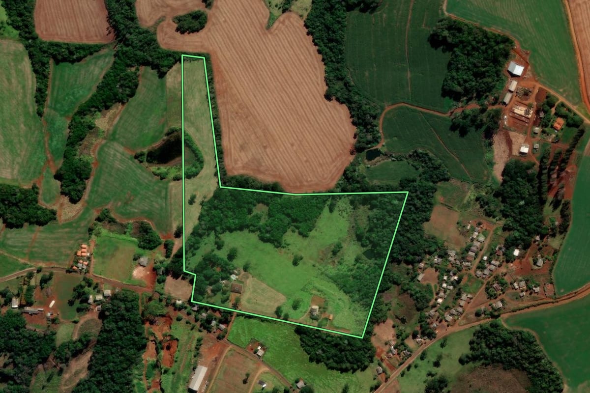 Imagem de satélite do imóvel rural em Candói (PR), com o contorno declarado no CAR desenhado por cima.