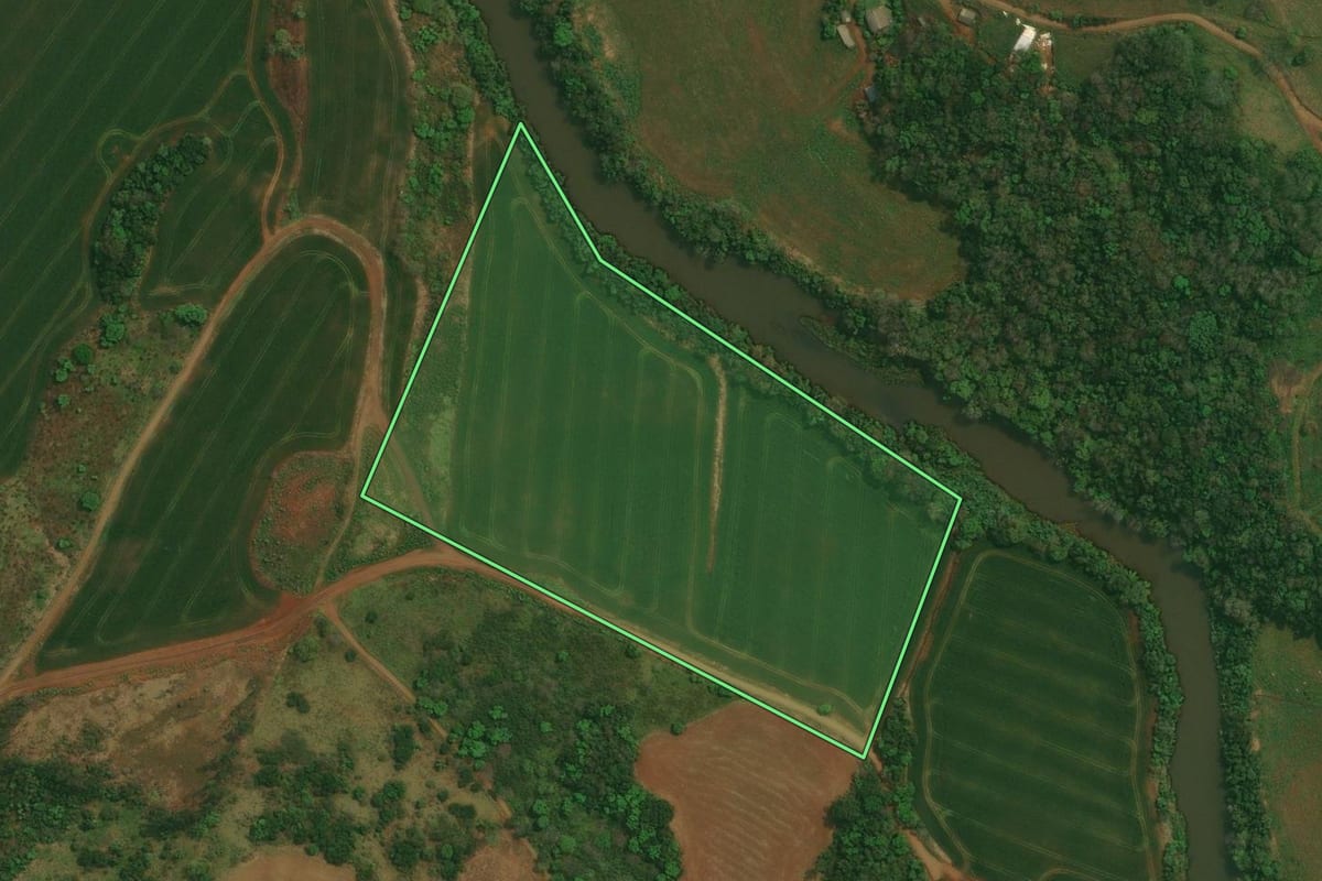 Imagem de satélite do imóvel rural em Candói (PR), com o contorno declarado no CAR desenhado por cima.