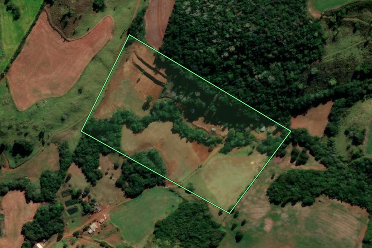 Imagem de satélite do imóvel rural em Candói (PR), com o contorno declarado no CAR desenhado por cima.