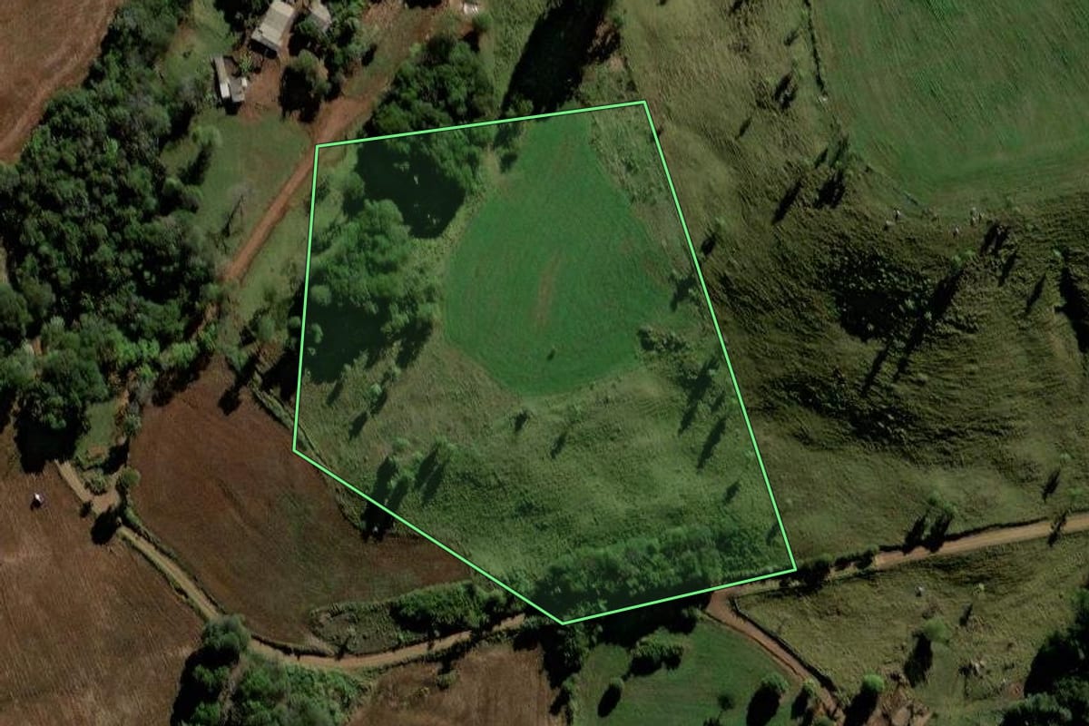Imagem de satélite do imóvel rural em Candói (PR), com o contorno declarado no CAR desenhado por cima.