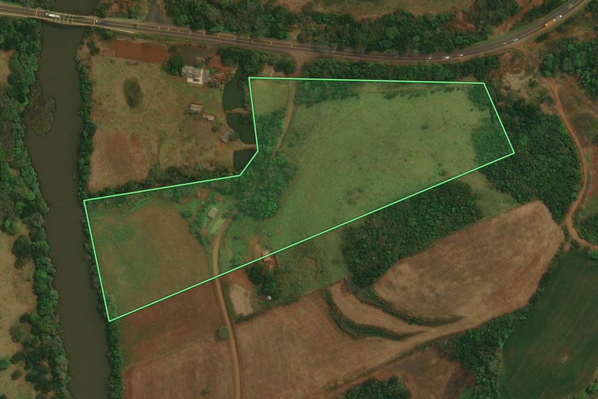 Imagem de satélite do imóvel rural em Candói (PR), com o contorno declarado no CAR desenhado por cima.