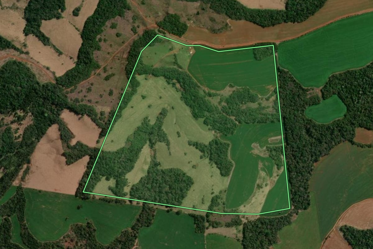 Imagem de satélite do imóvel rural em Candói (PR), com o contorno declarado no CAR desenhado por cima.
