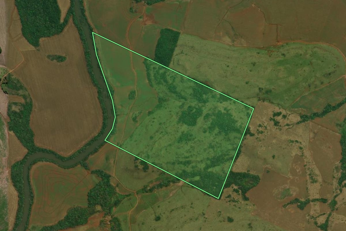 Imagem de satélite do imóvel rural em Candói (PR), com o contorno declarado no CAR desenhado por cima.