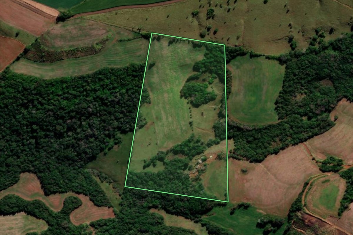 Imagem de satélite do imóvel rural em Candói (PR), com o contorno declarado no CAR desenhado por cima.