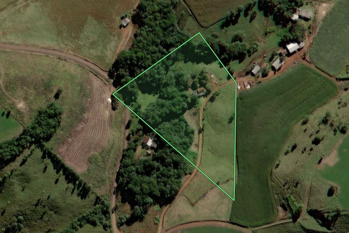 Imagem de satélite do imóvel rural em Candói (PR), com o contorno declarado no CAR desenhado por cima.