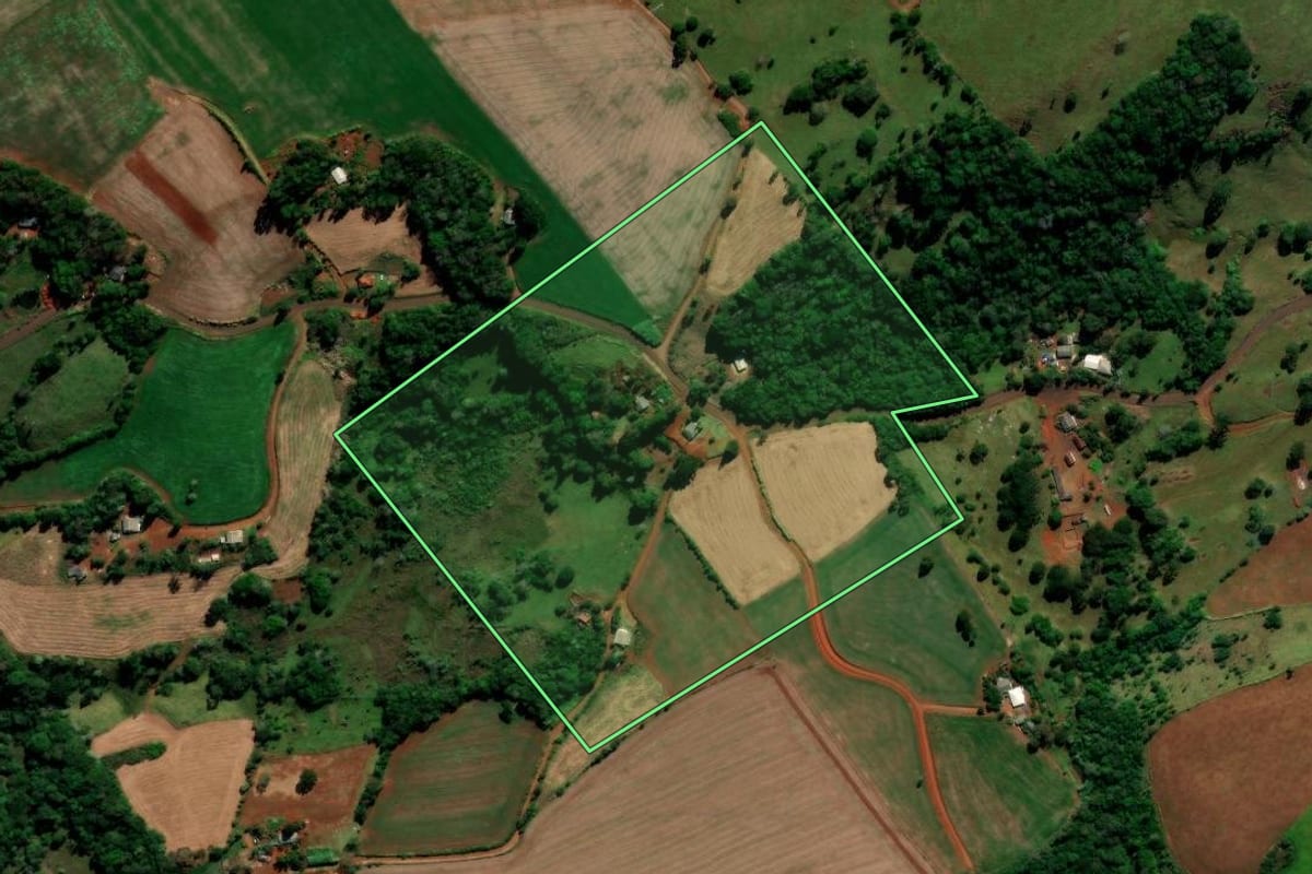 Imagem de satélite do imóvel rural em Candói (PR), com o contorno declarado no CAR desenhado por cima.